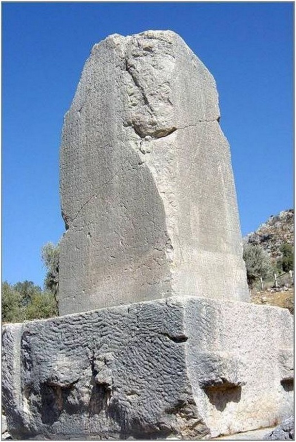 Натпис на обелиску из Сирбина, поглед са југа слева и са истока здесна 