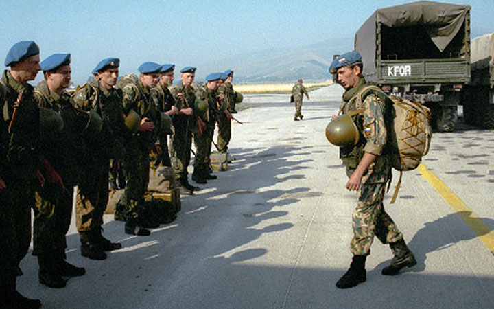 Руски војници на приштинском аеродрому „Слатина“ у јулу 1999. Извор: РИА „Новости“.