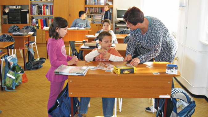 2013. - Школу данас похађа свега 13 ученика: Софија са ђацима