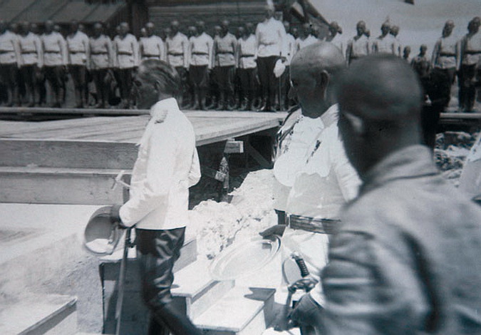 Краљ Александар Карађорђевић је отпочео церемонију држећи сребрни чекић у руци, а сребрни чекић спада међу основне симболе алатке код масона