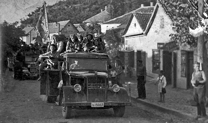 Ljig 1944. Četnici na zaplenjenim nemačkim kamionima, prvih dana septembra 1944. u Ljigu. Foto: Miloslav Samardžić/Album Đenerala Draže