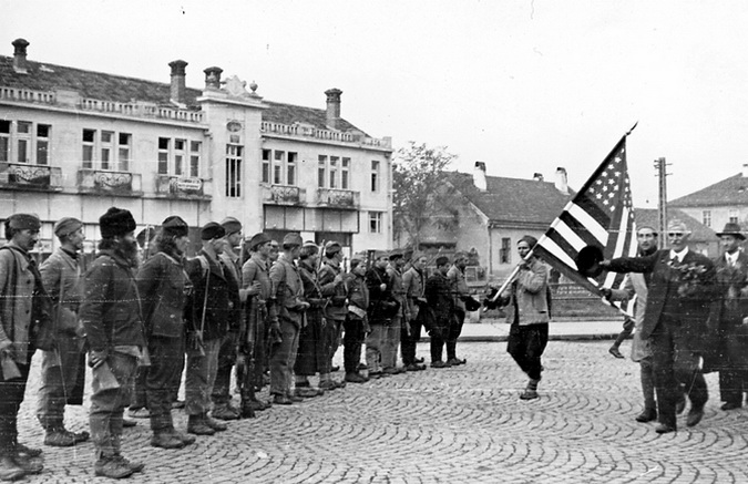 Крушевац 14. октобра 1944, после ослобођења од Немаца. Почасни вод Расинско-топличке групе корпуса. Фото: Милослав Самарџић/Албум Ђенерала Драже