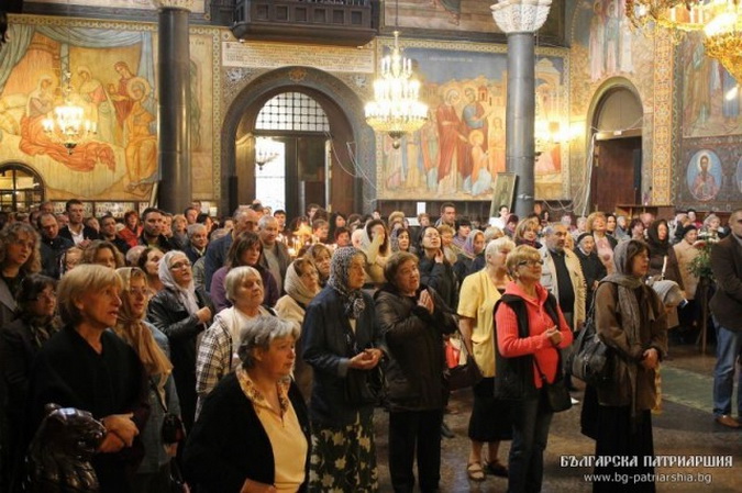 На дан светог Краља се сакупљају богомољци са свих страна Бугарске иштући његово заступништво пред Богом. На овај начин Бугари доказују колика је благодат којом је Бог прославио светога Краља. Размишљајући по људски они би имали доста разлога да се према овом светитељу односе са ниподаштавањем. За време св. Милутина је читава Вардарска Македонија трајно постала део Србије. Често је краљ Милутин ратовао са бугарским краљевима. Ипак, светитељи и после смрти, позивају на међусобно јединство православне, али и на чување православне вере од латинских насртаја. Фотографија од ове године (Бугари, нажалост, празнике обележавају по новом календару).