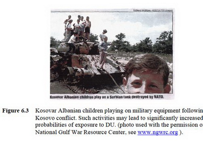 Слика 11. Албанска деца на Космету се играју на тенку који уништио НАТО. Тенк је вероватно био контаминиран осиромашеним уранијумом. [8]