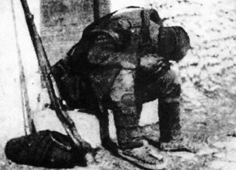 Исцрпљени српски војник у повлачењу преко Албаније