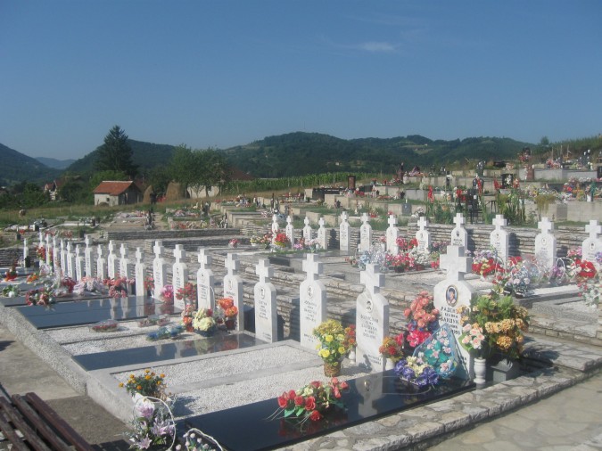 Гробље у Братунцу где су сахрањене  жртве које су убили злочинци сахрањени у Поточарима