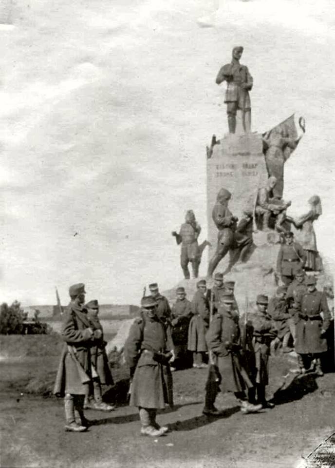 Austro-Hungarian_soldiers_by_the_statue_of_Karađorđe_in_occupied_Belgrade,_1915