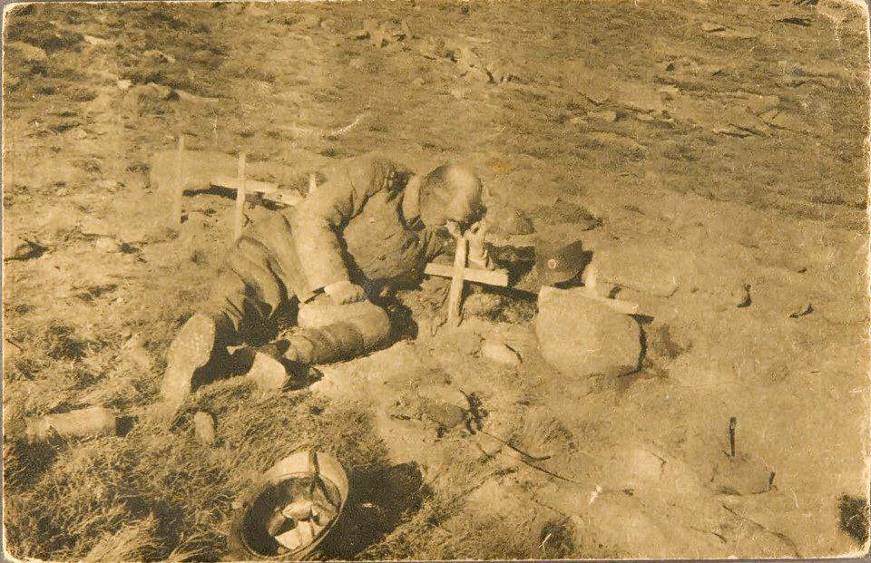 Српски официр на гробу свога сина посла битке на Кајмакчалану