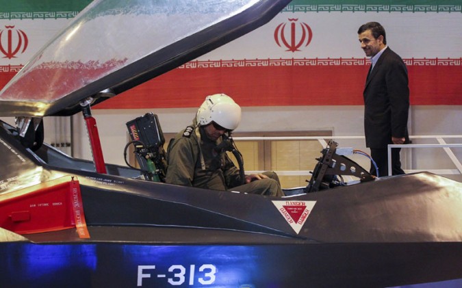 Председник Ирана Махмуд Ахмадинеџад на промоцији невидљивог бомбардера "освајач-313“