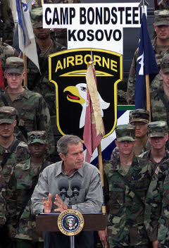 Председник САД Џорџ Буш Млађи у посети америчким војницима у бази „Бондстил“ на Косову 24. јула 2001. У том тренутку Буш је био други амерички председник који је посетио Косово у року од само две године. Извор: Reuters.