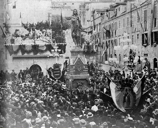 Срби 1892 у Дубровнику дизу споменик Српском песнику Џиву Гундулићу у спомен на тристогодишњицу његовог рођења