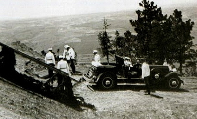 Краљ Југославије и Велики мајстор 33. степена Александар I долази на почетак минирања старог српског утврђења Жрнова