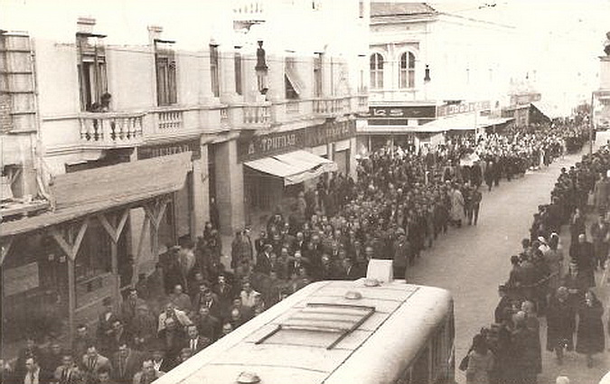 Сахрана Николе Милованчева, марта 1955., хиљаде људи на Главној улици у Земуну