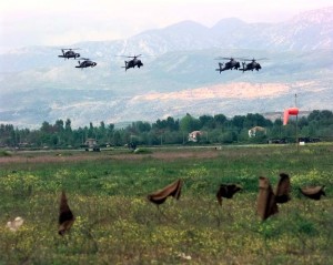 AH-64 Апач хеликоптери долећу у базу Ринас, током припрема за операцију.