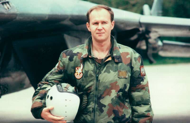 Држава Србија се више не сећа херојске смрти пилота мајора Зорана Радосављевића. Смрт у неравноправном сукобу са вишеструко надмоћнијим НАТО ловцима га је учинила херојем, али та државна почаст га је неоправдано мимоишла