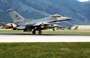 Амерички F-16 слеће након бомбардовања српских положаја