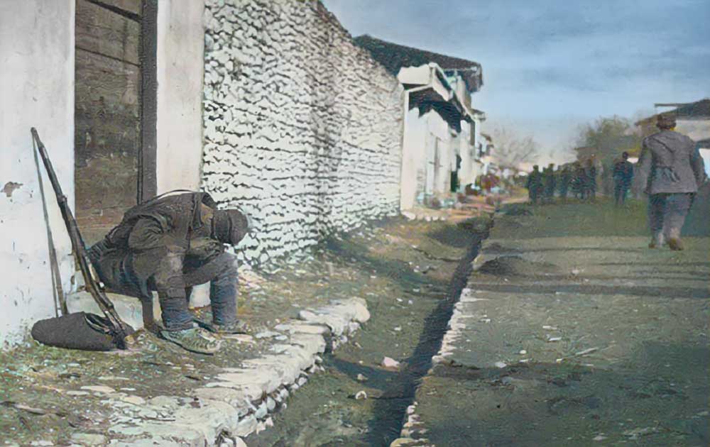 Исцрпљени српски војник у повлачењу преко Албаније