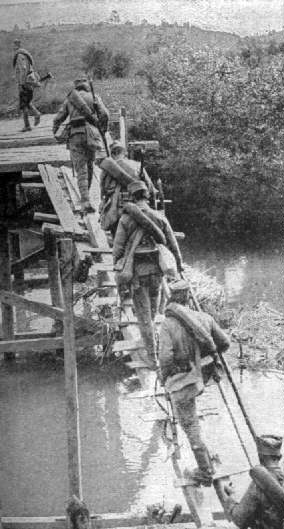 Српски војници прелазе Колубару преко импровизованог моста