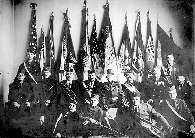 Заставници америчких добровољаца са заставама
