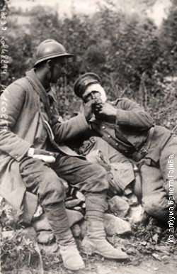 Српски војник пружа цигарету заробљеном Бугарину 1917/1918