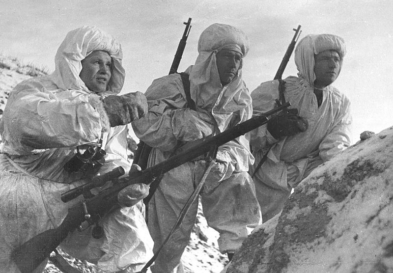 Василиј Зајцев (лево) објашњава задатак новопридошлим борцима. Стаљинград, децембар 1942. године
