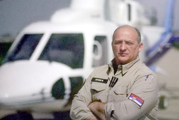 Пуковник Владан Косић, легендарни пилот из хеликоптерске ескадриле МУП, постао пензионер. Због десанта у Кијеву, српском селу у окружењу, ушао у песму. Не зна колико је живота спасао