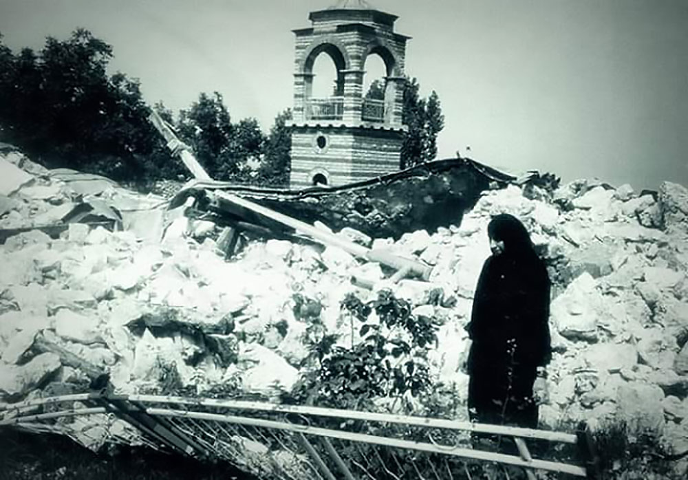 Сулудо би било опростити њима... боље да ме одмах живи огањ спали! То је ко да правим пакт са ђаволима што су народ тукли и терорисали!